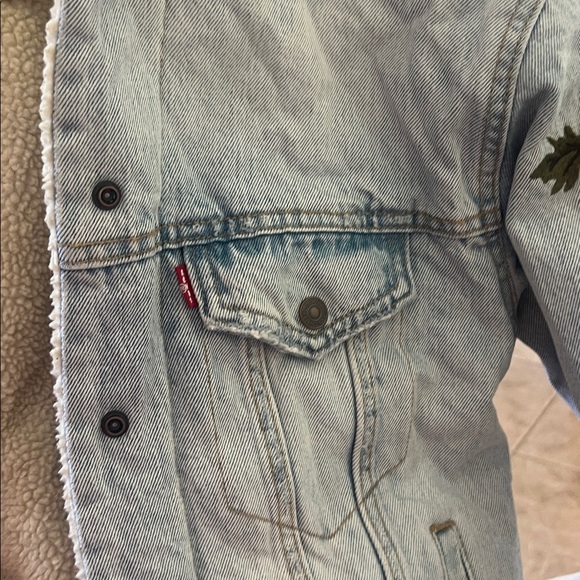 Levi’s Sherpa Trucker Denim Jacket with Floral Embroidery – Size S - Picture 6 of 7